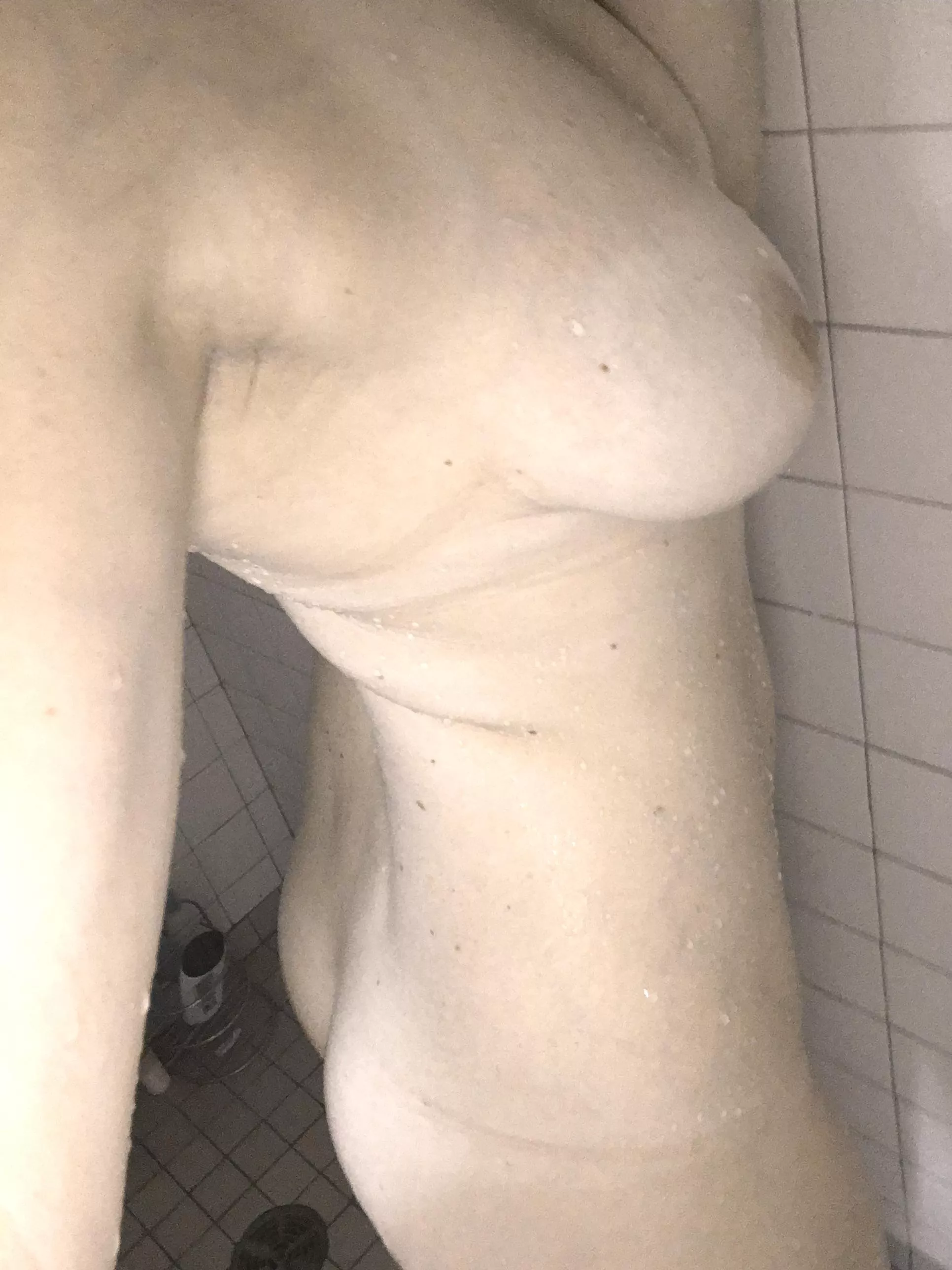 Shower side boob