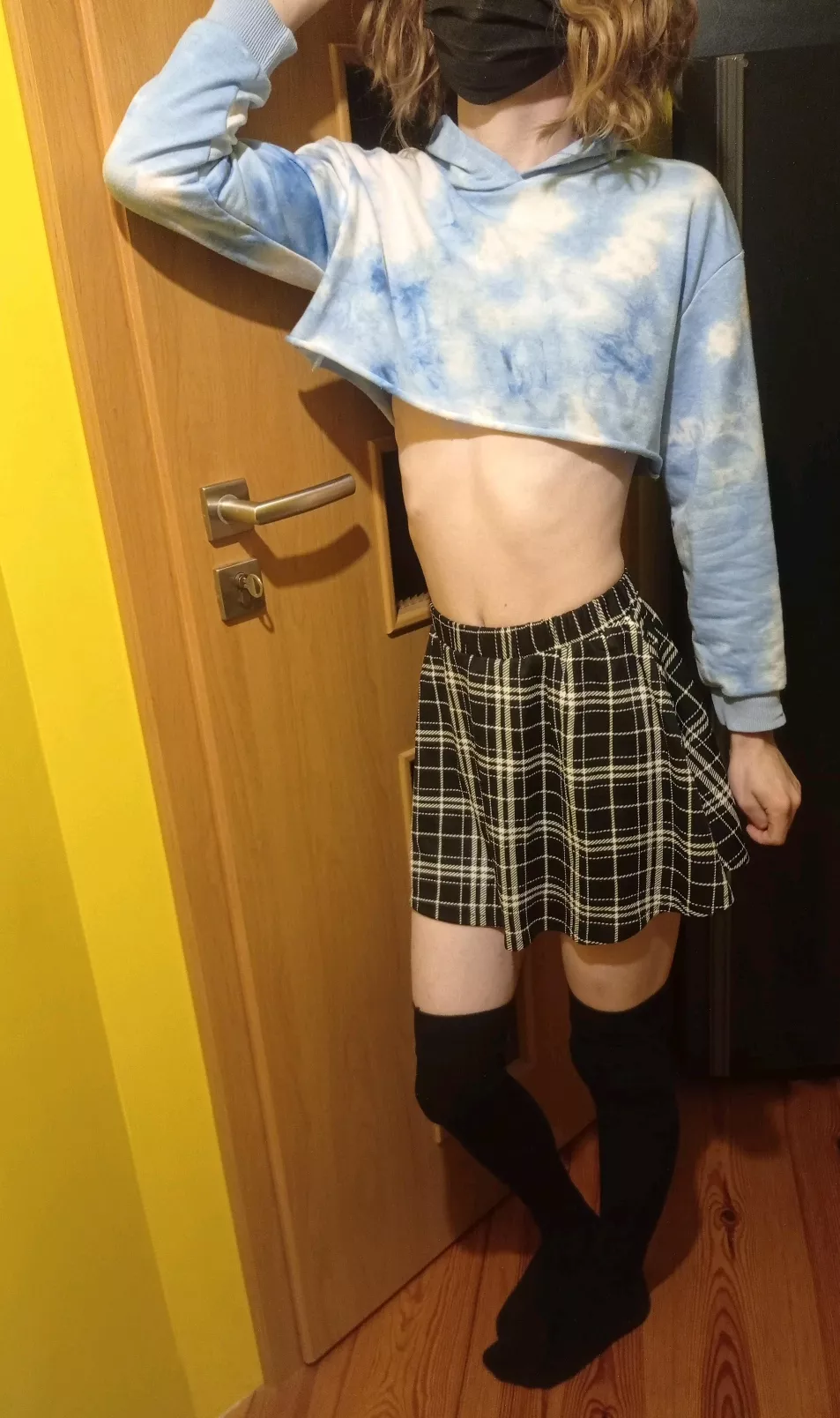 this top is kinda short 🤔