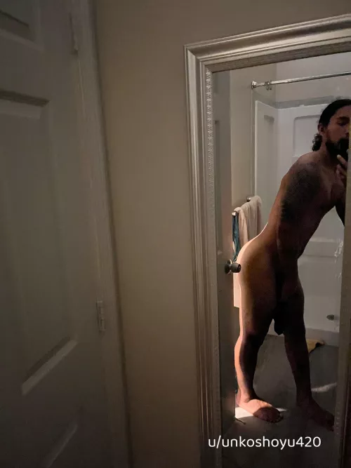 Who need pants anyways? Something about the way the light bounces off my booty