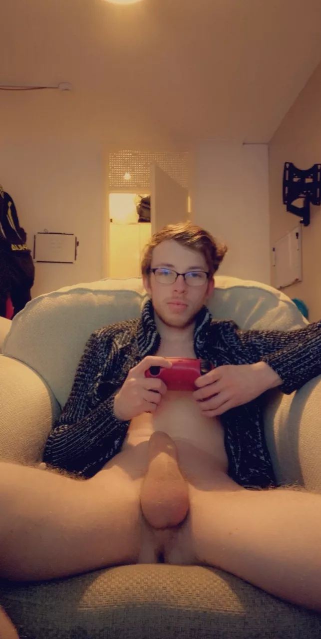 Who wants to keep me distracted while i play 😜