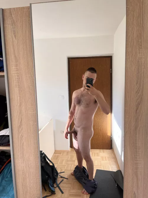 [22] working makes me sweaty and horny.