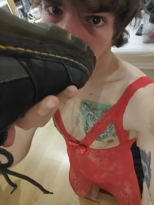 26yr old submissive guy who loves girly lingerie and worshipping your boots