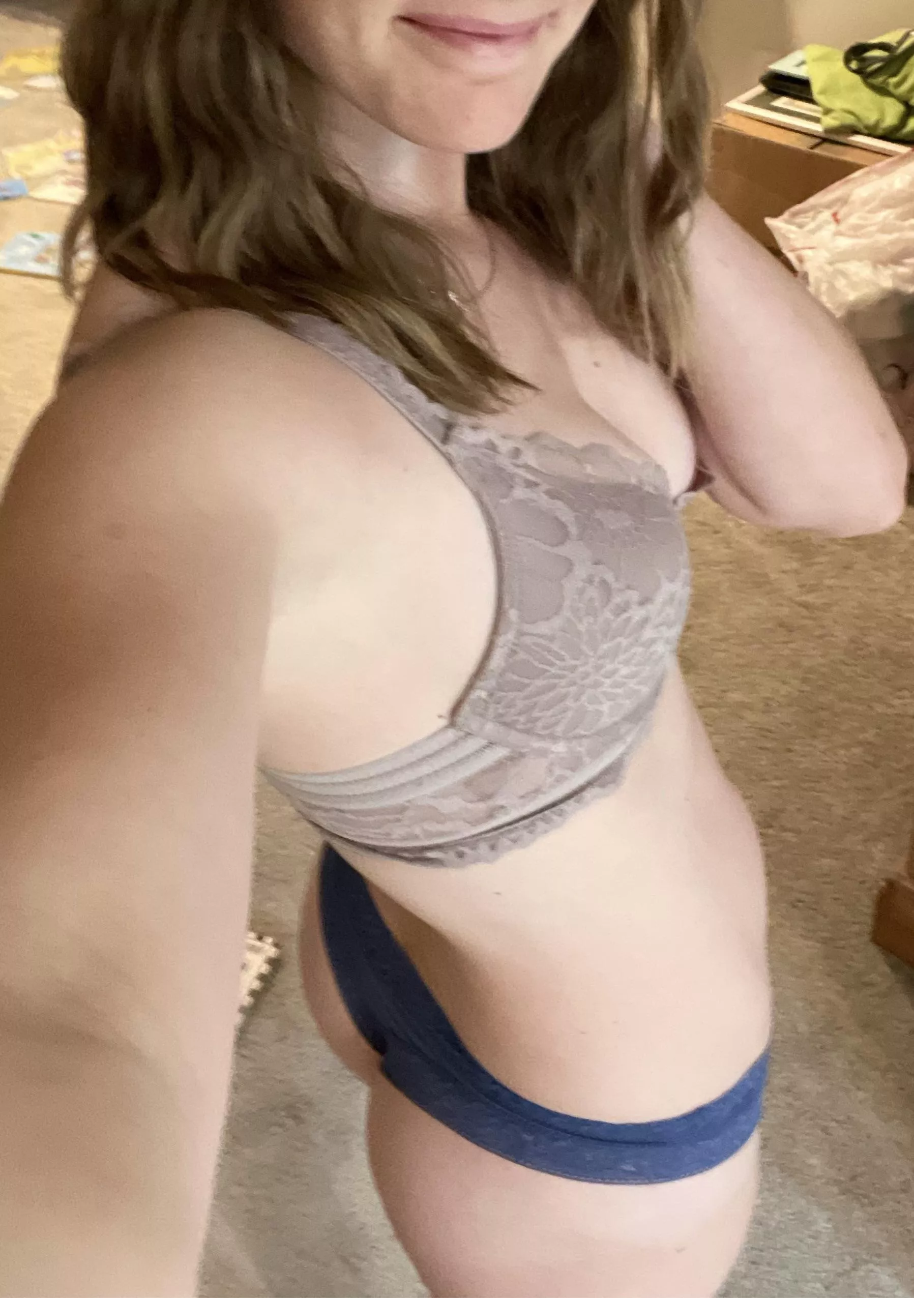 33 Milf trading pics. Upvote and send a DM with sample.