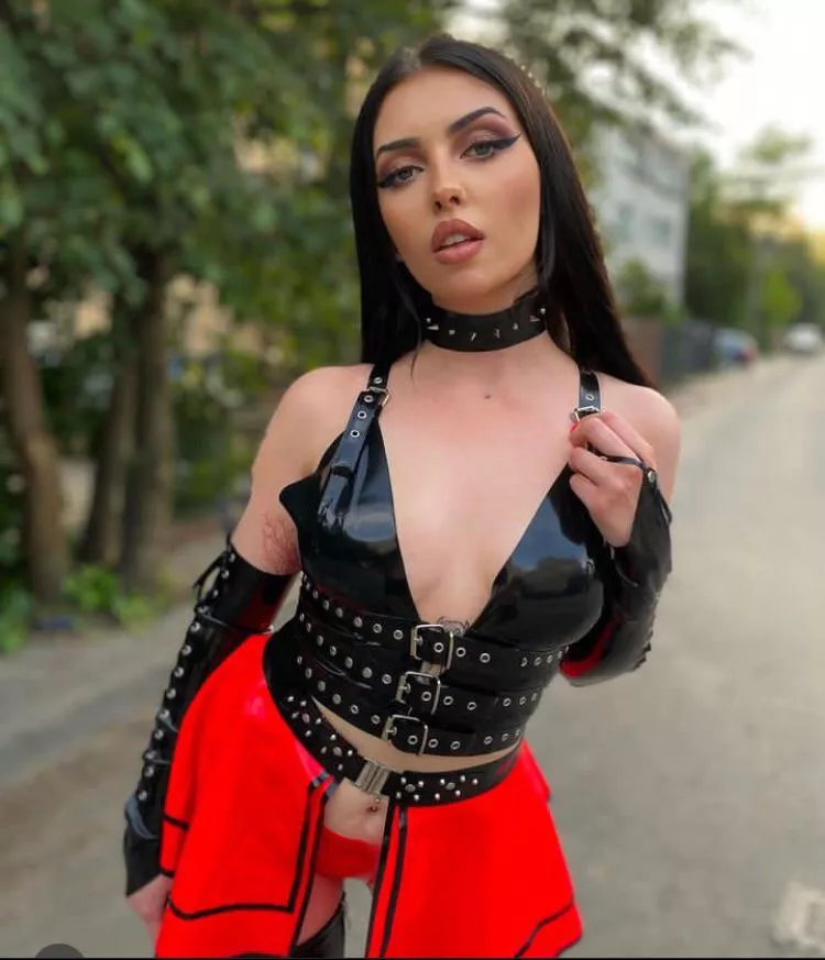 Arrows up if you are willing to be totally feminized and dm of you are willing to get dominated as well ❤️‍🔥✅