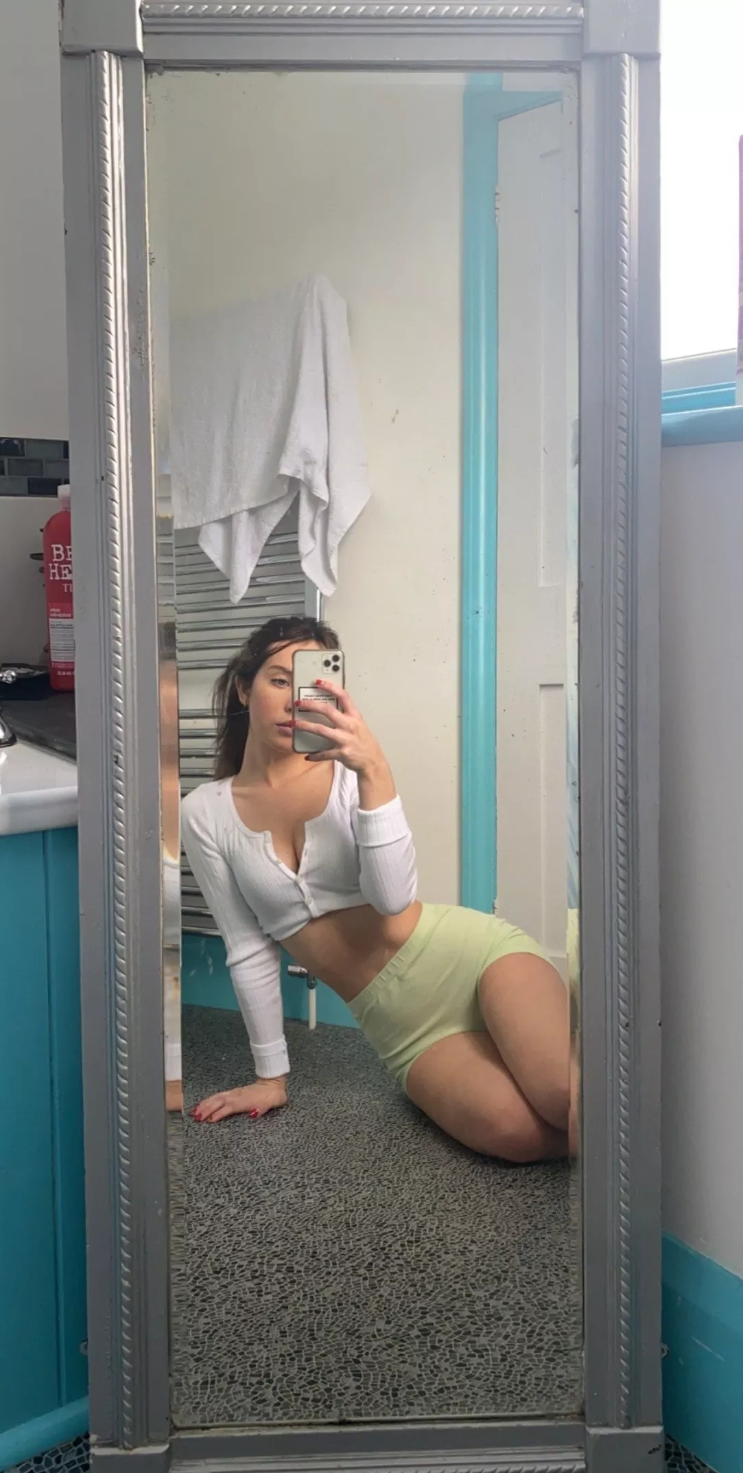 Arrows up if your dick is bigger than 4 inches:)