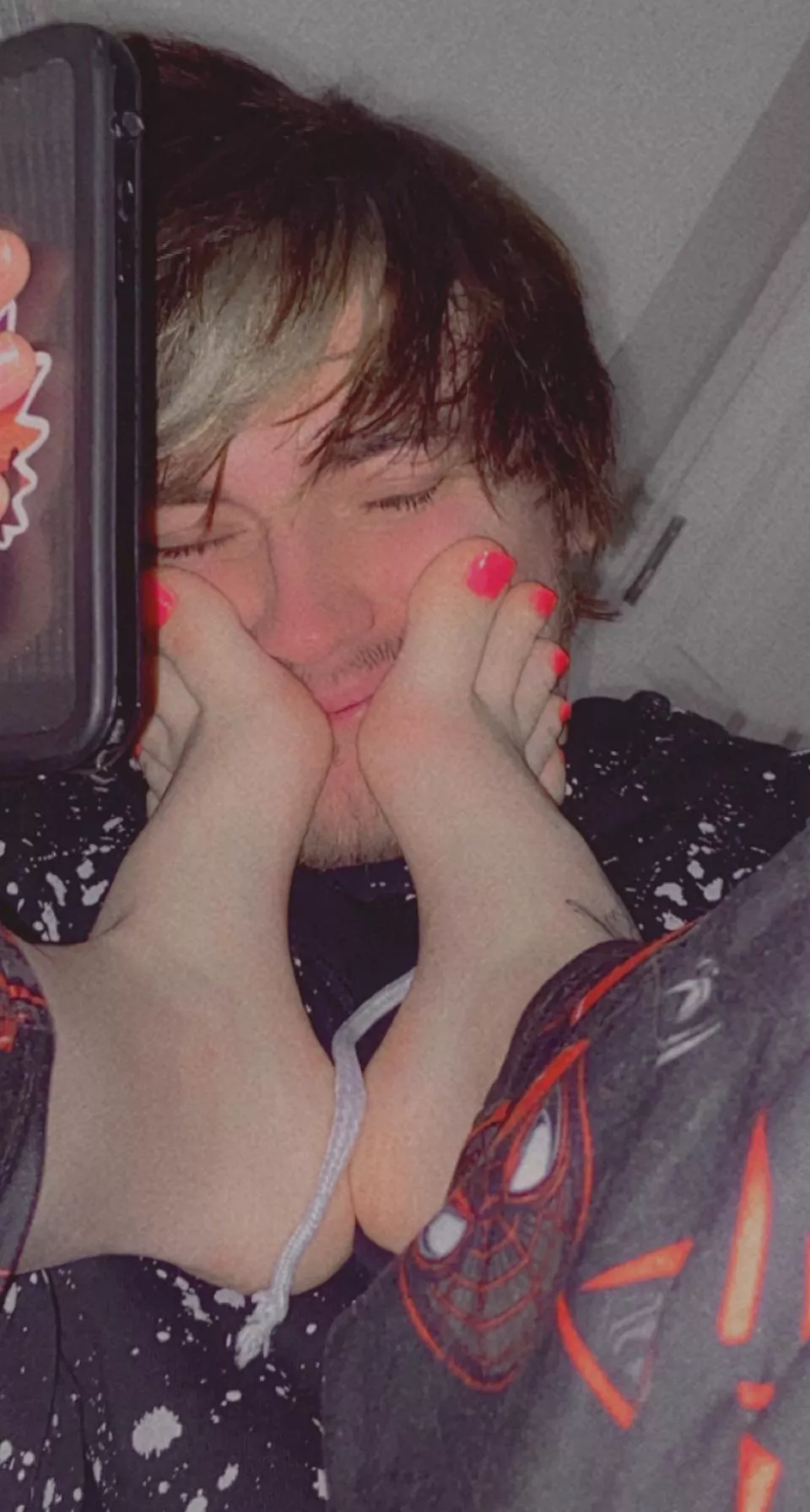 Daddy loves his princess’s feet 🦶🏼💕🤤