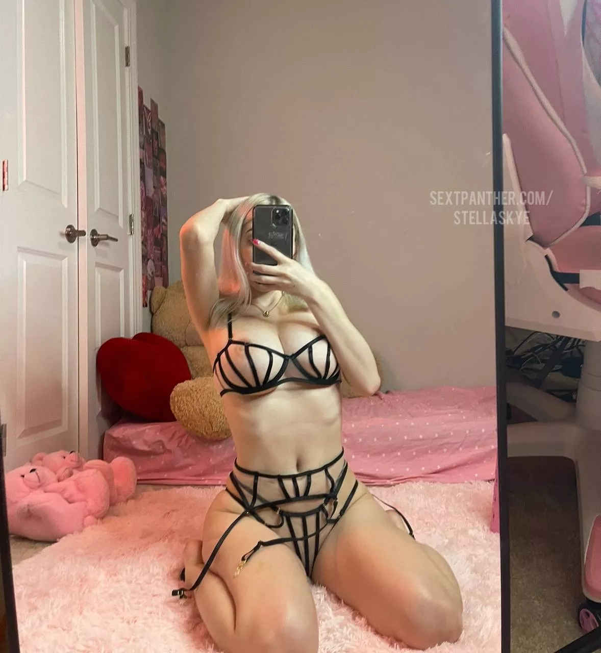 Describe this with an emoji