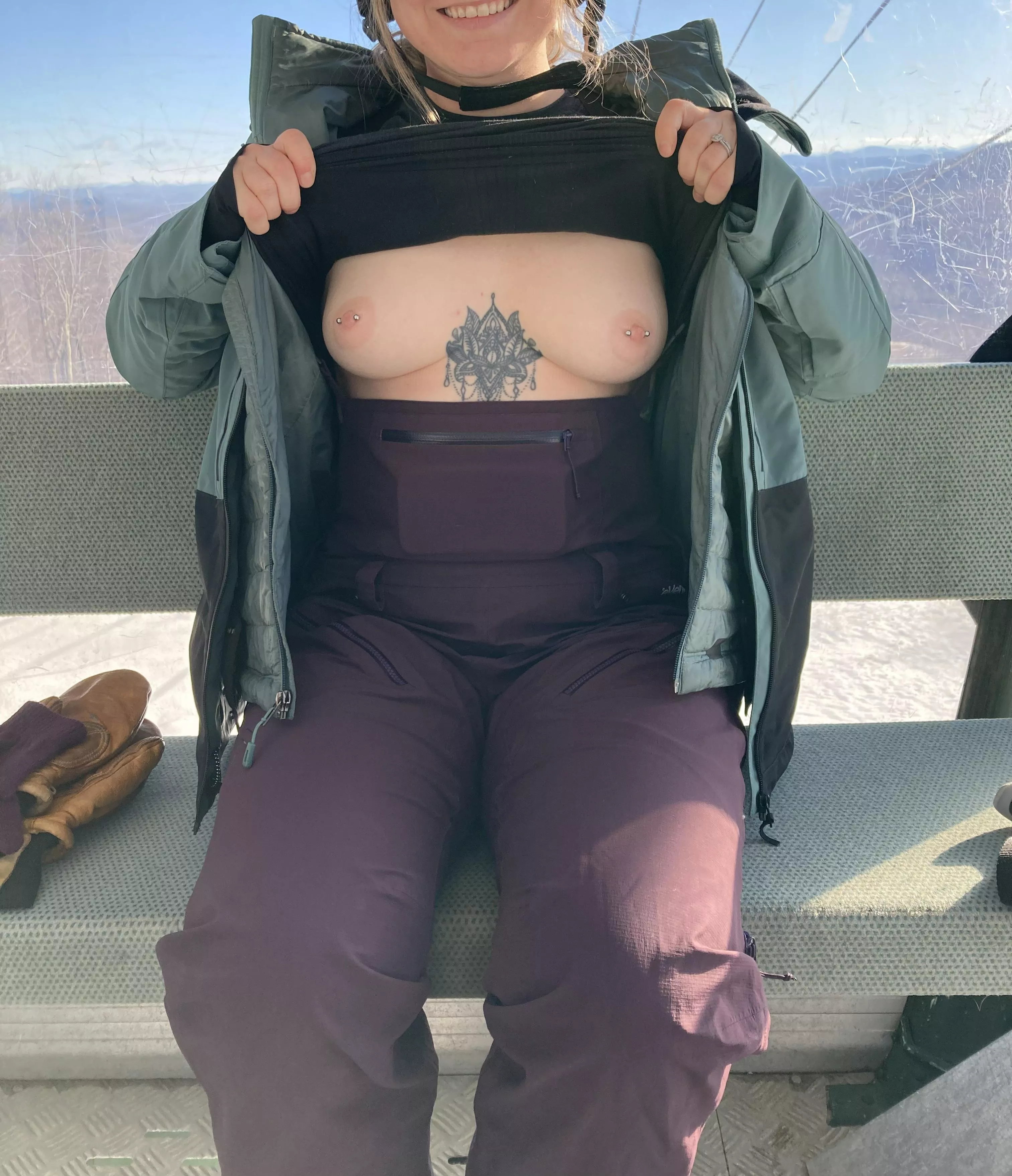 [F]irst flash of the ski season ❄️