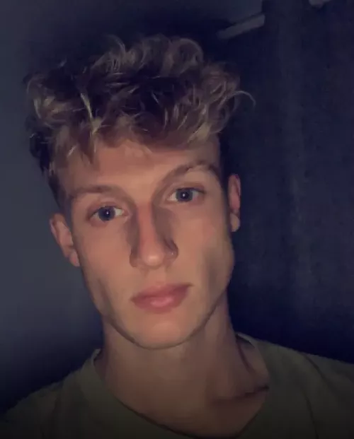 Hey, kinda bored anyone want to entertain me? 😏