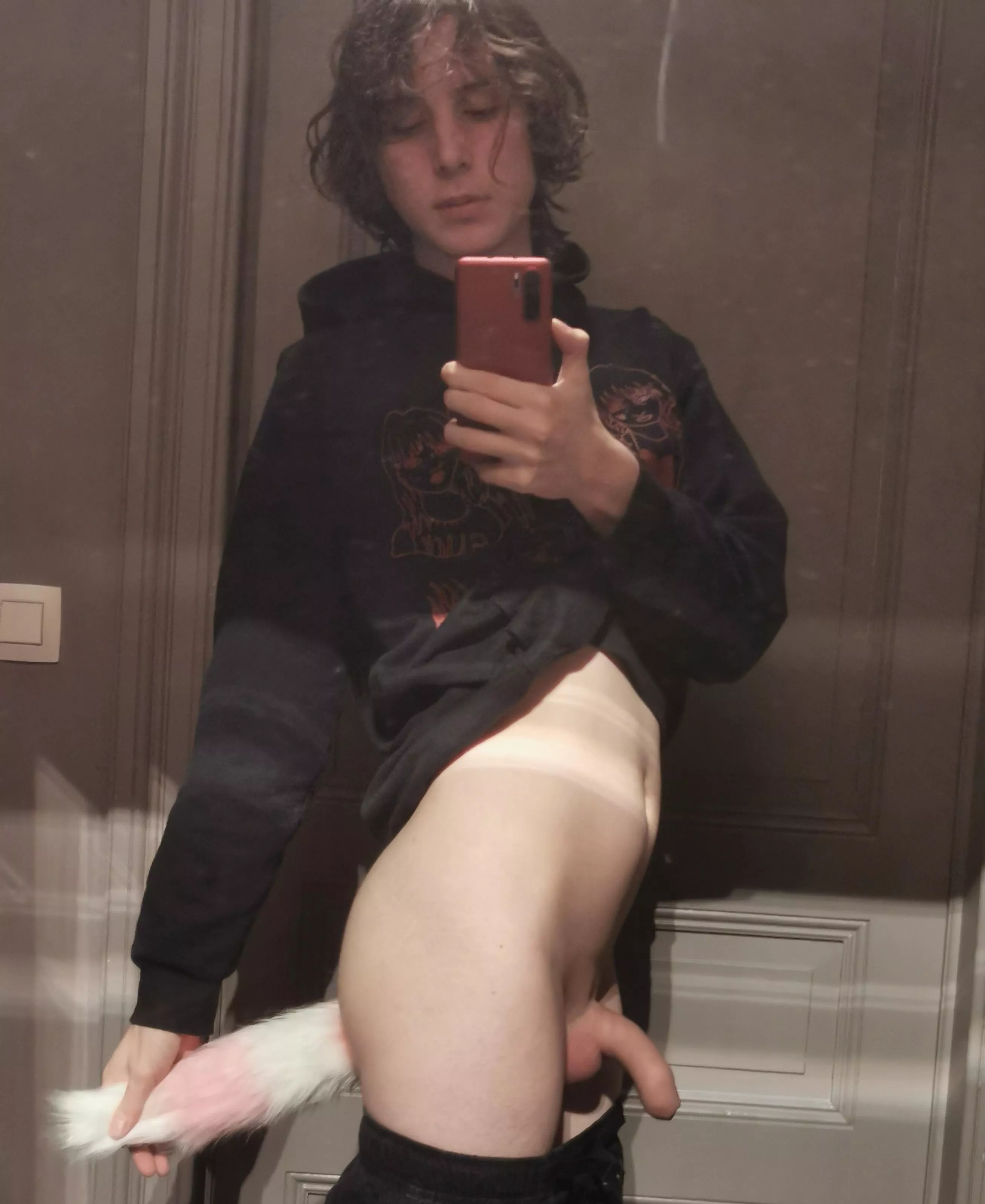 I gained a lil weight, I hope I'm still attractive to you all 😣 This tailplug feels so good grinding against my prostate