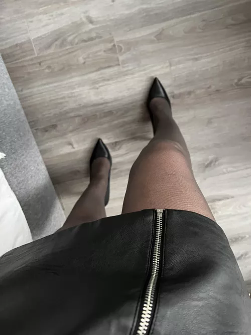 Leather and pantyhose with heels 😈