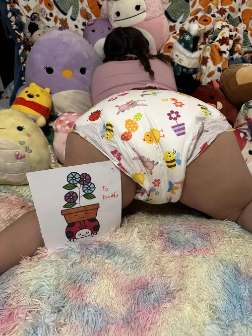Look daddy! The picture I colored match’s my diapee!!! 🐞🐝🌹