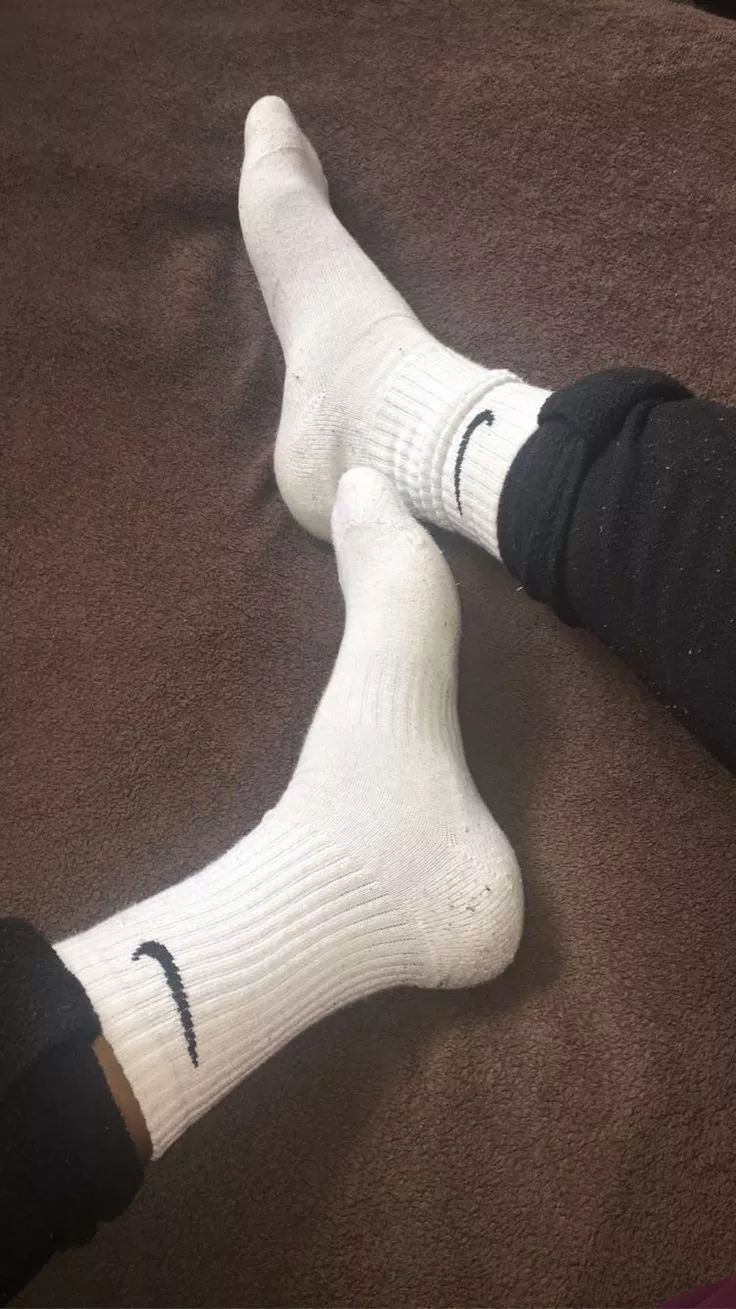 My step mom's stinky gym socks and feet wanna sniff them...
