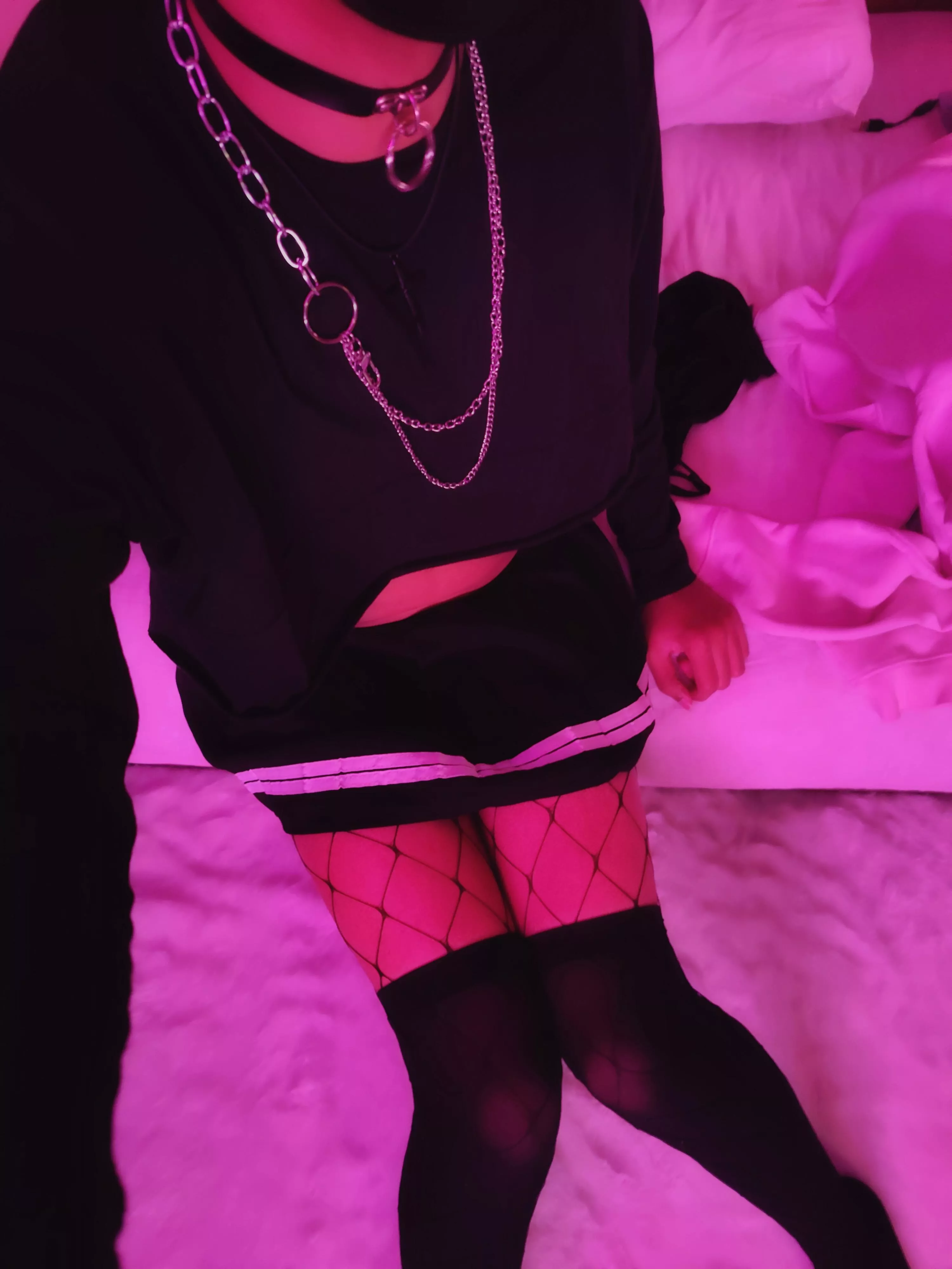 okay I'm obsessed with pink and black ughhh >.<