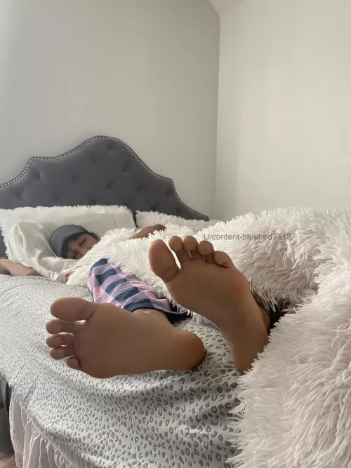 Sleepy feet ;)