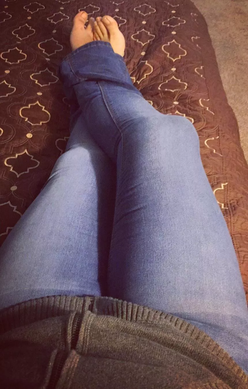Some thighs in tight jeans