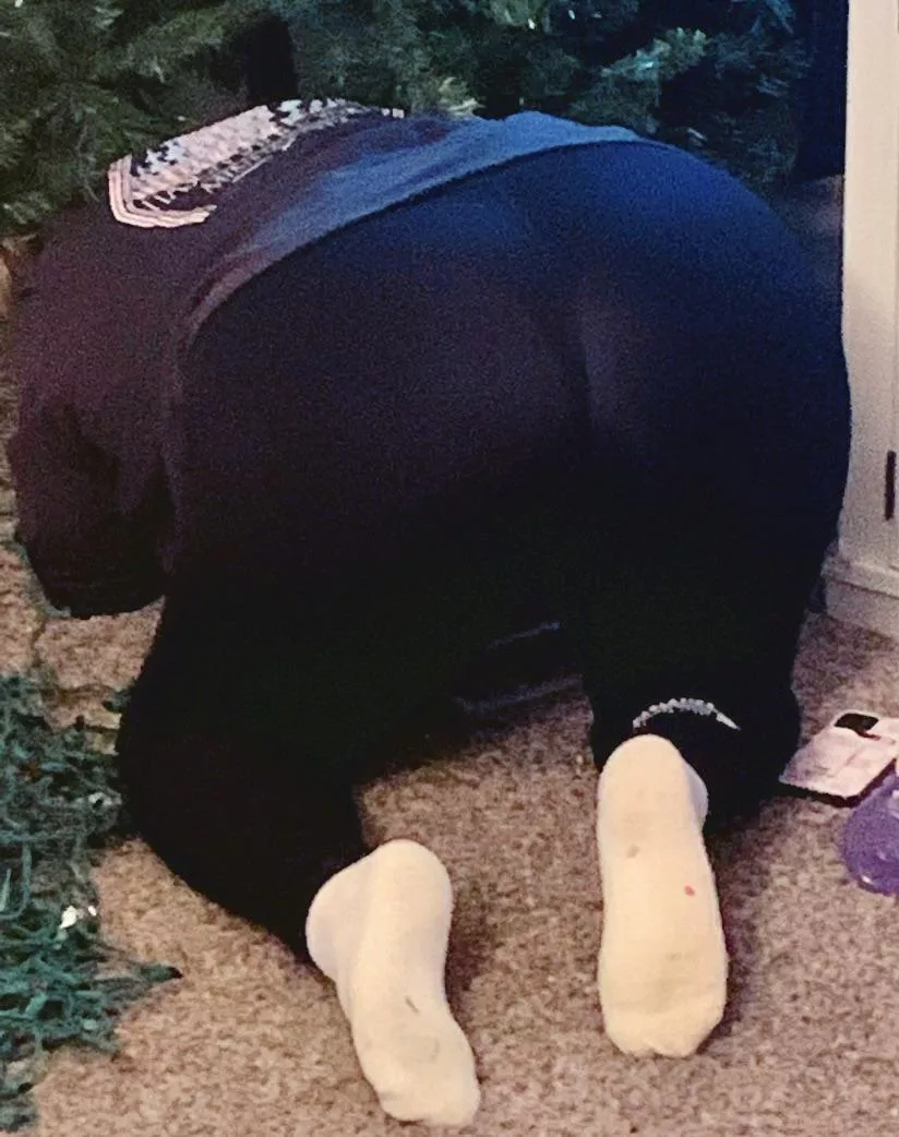 Stuck under the Christmas tree 🤪