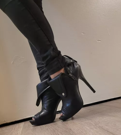 This evenings foot wear🖤