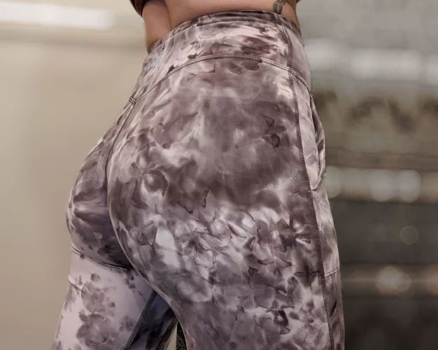 This print doesn't do a lot for my ass but she's still cute