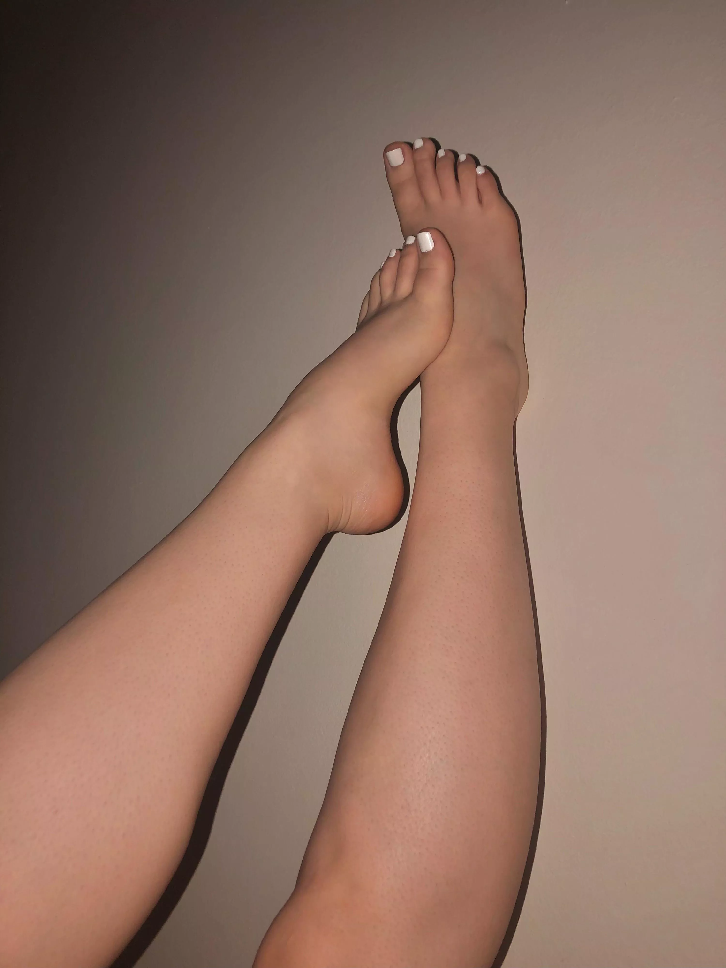 Time to worship my feet. Get on your knees, now. 🙇‍♂️