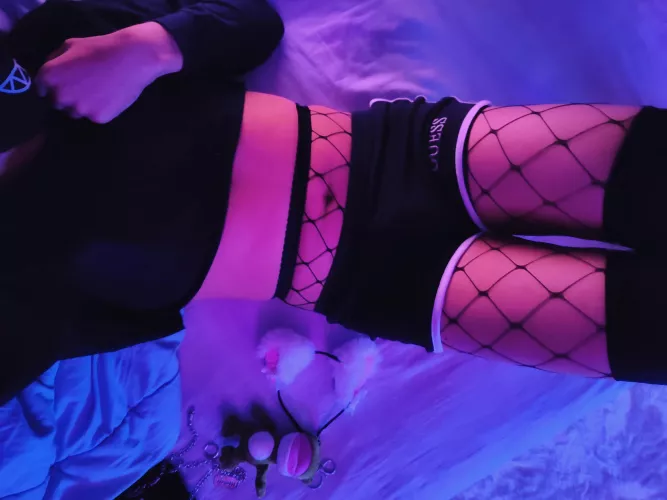 ughh I love fishnets😭