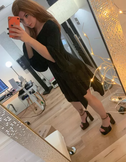 wasn't gonna post this pic bc my face looks weird lol but these shoes tho omg 😩🥵