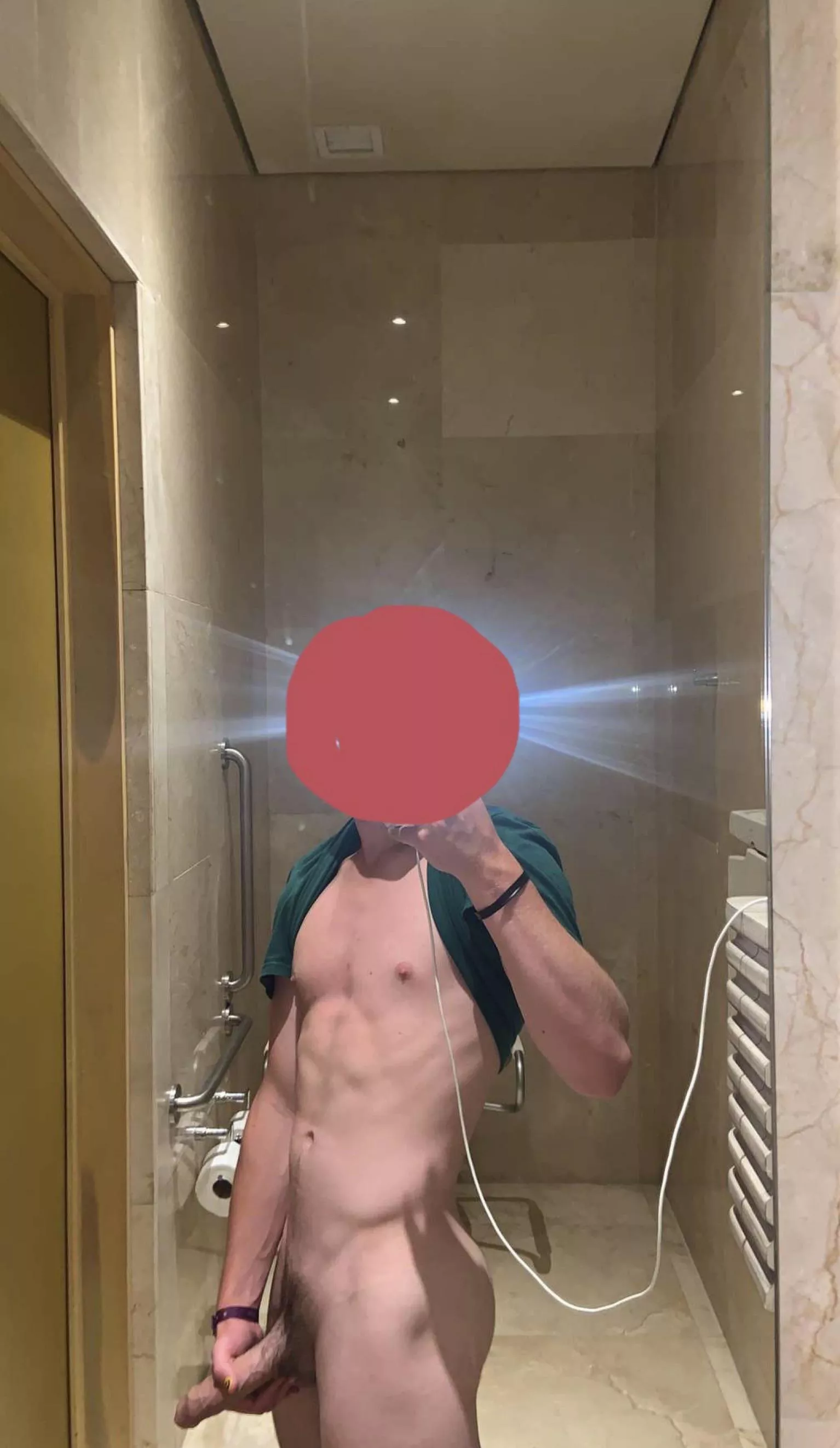 21 m Montreal, Quebec. Hung College Varsity athlete. DM if similar!