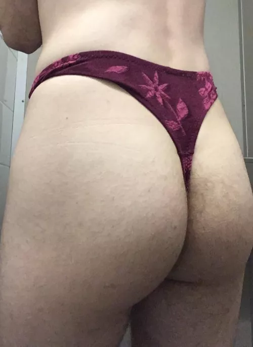 (32) How’s my ass in my new thong?