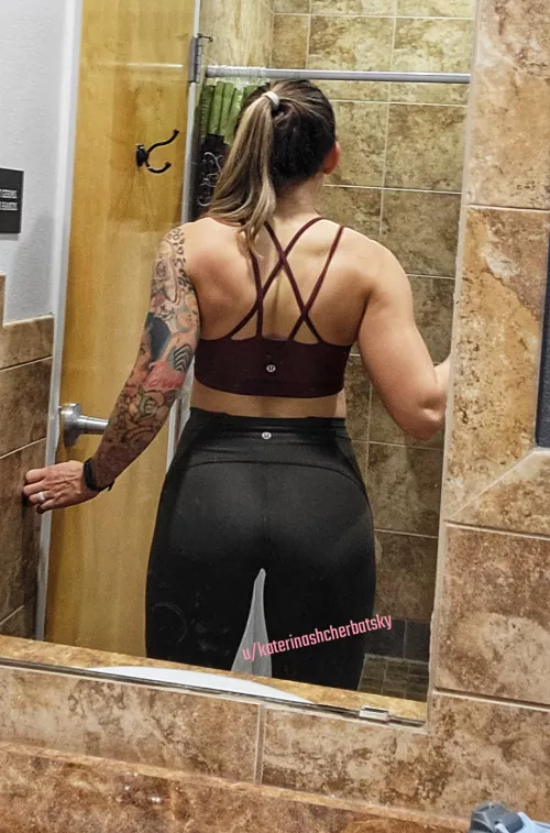 baby shoulder boulders trying so hard to pop out 🤞🏼