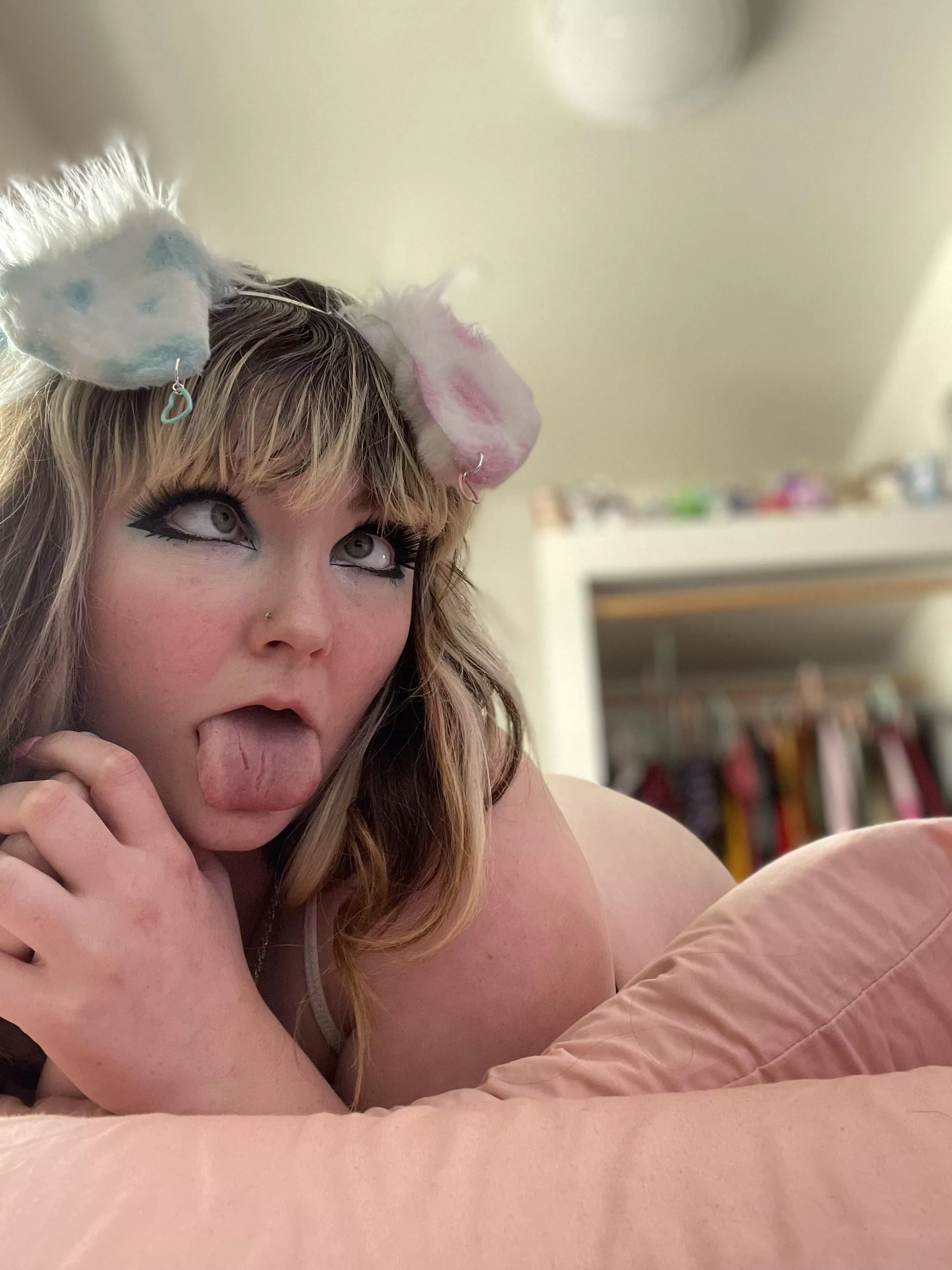 Daddy said I’m not allowed on the bed 🥺 but I never said I was a good pup😈💦