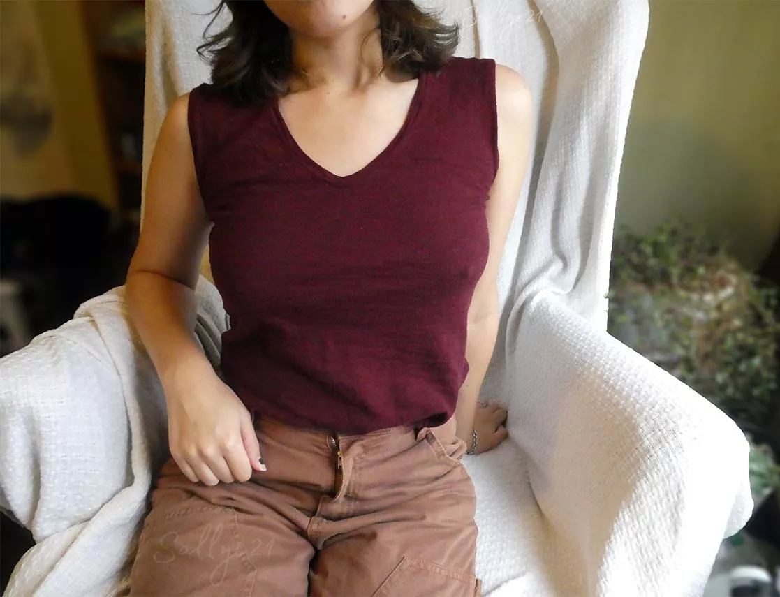 Do I look sophisticated without a bra?🤔