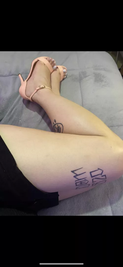 Do you think my feet in high heels are sexy? 💖