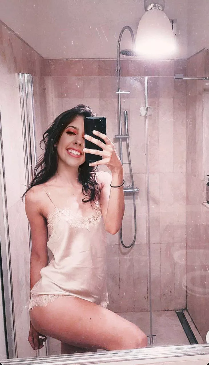 (f25) First time here showing my beautiful legs 💕 do u like them?