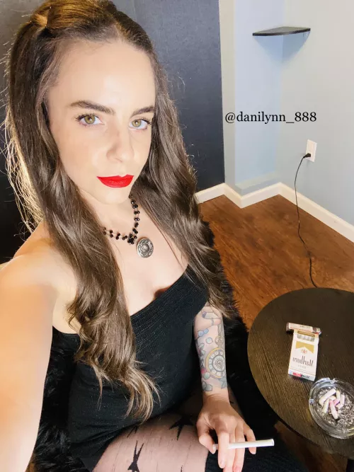 Filling my lungs and new house up with smoke 💋💨💨💨