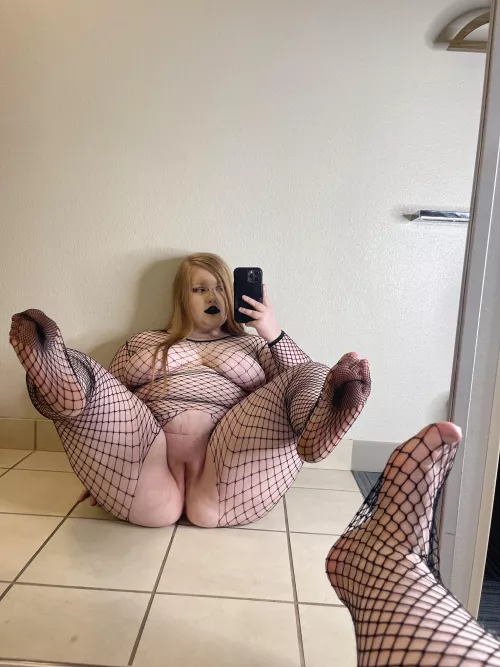 Fishnet covered feet 🦶