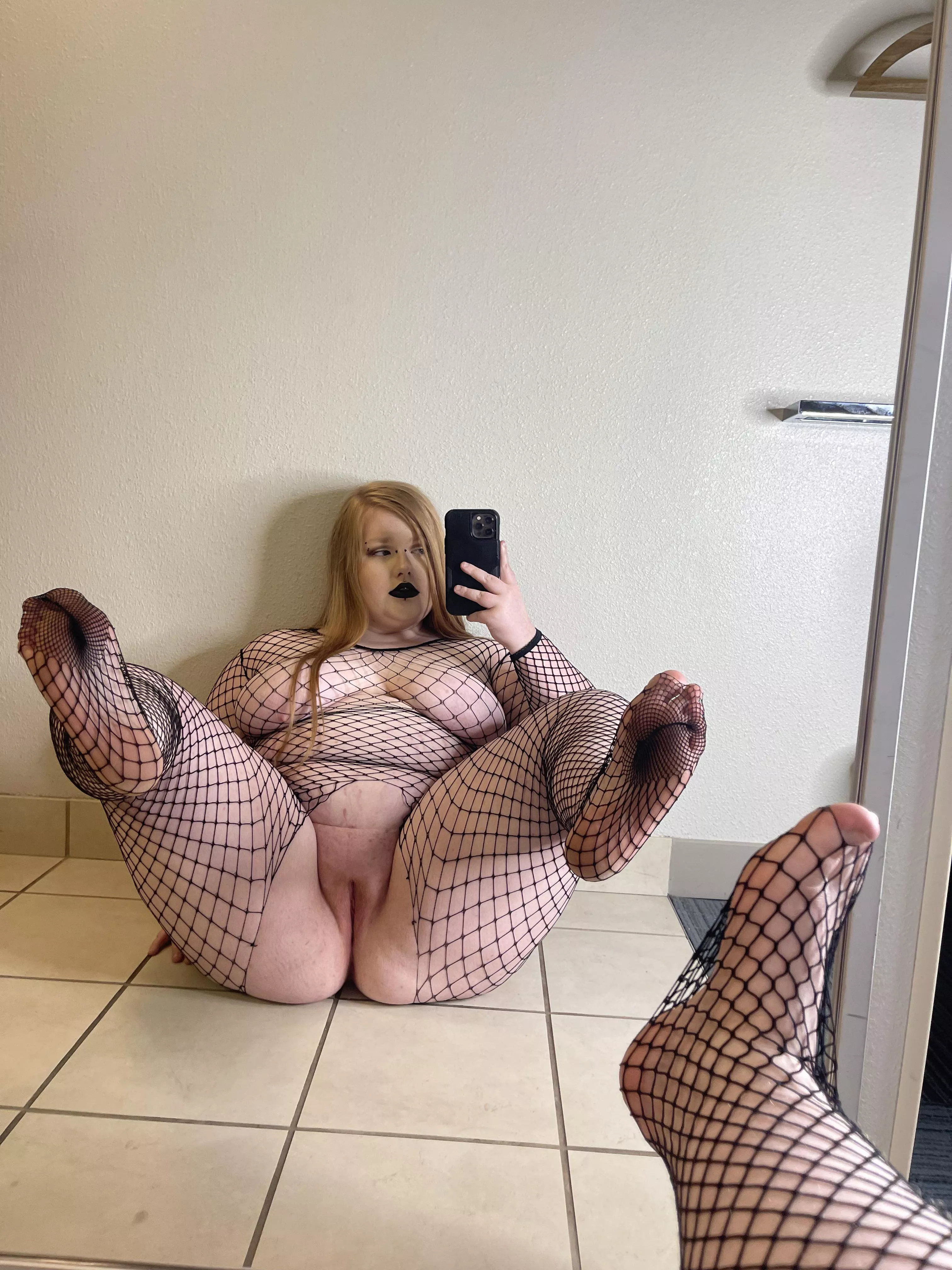 Fishnet covered feet 🦶