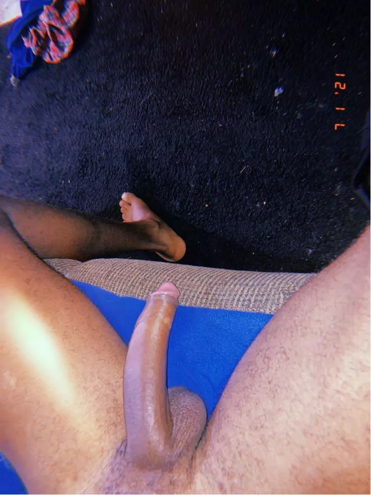 I could use a cum dumpster right about now. Look at my dick slithering off the couch👀