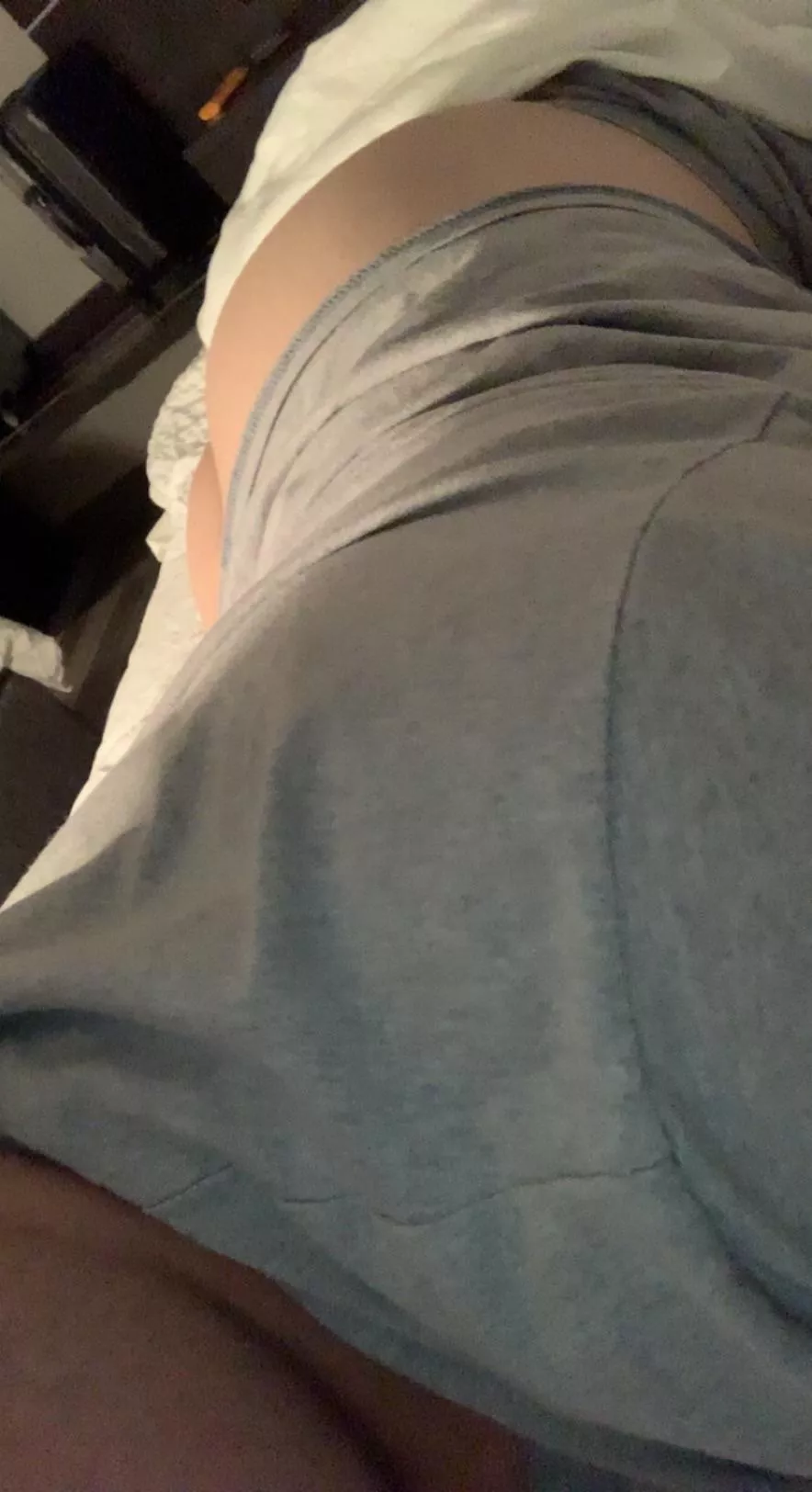 I’m all alone in this hotel room and only 18😩