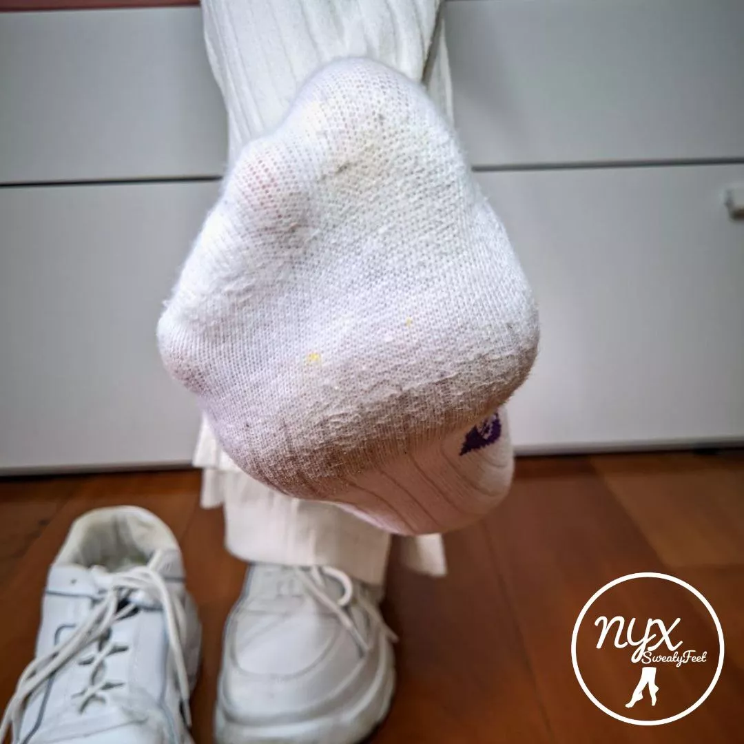 I'm so proud of this pic! It was After my workout with my 7 days worn socks 😋