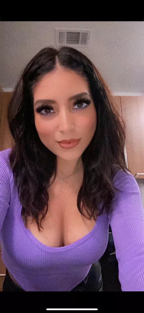 Is anyone here actually into curvy Burnette girls?😳