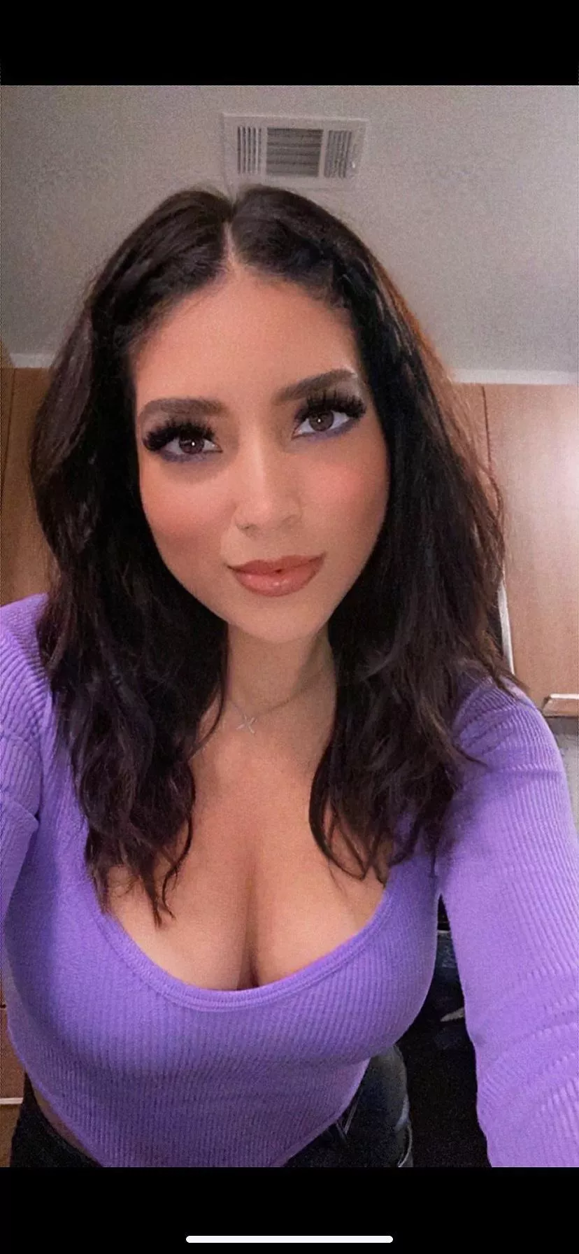 Is anyone here actually into curvy Burnette girls?😳