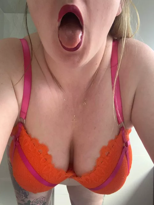 Open wide… 50 upvotes and I’ll post with a cock in it 🍆👅