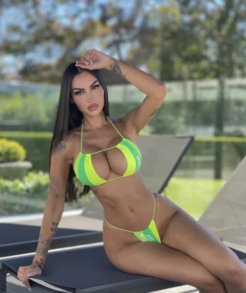 Perfect bikini bimbo