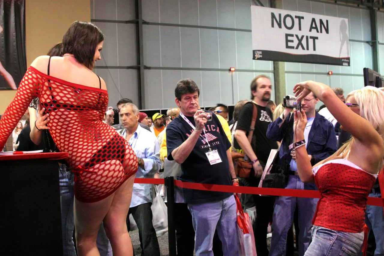 Showing her ASS to cameras