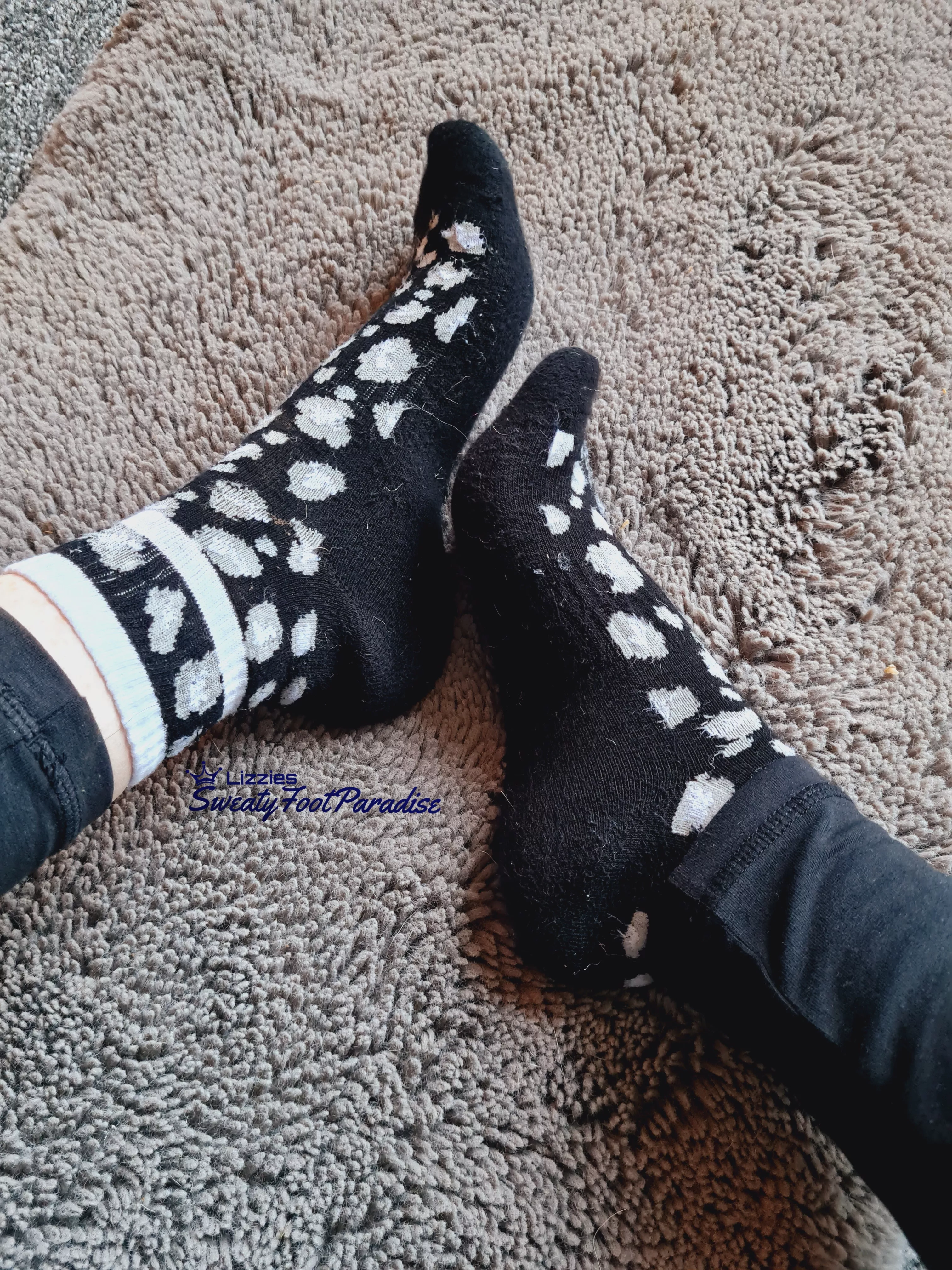 Sweaty gym socks 😏 are always available 🤤🙌 [F]