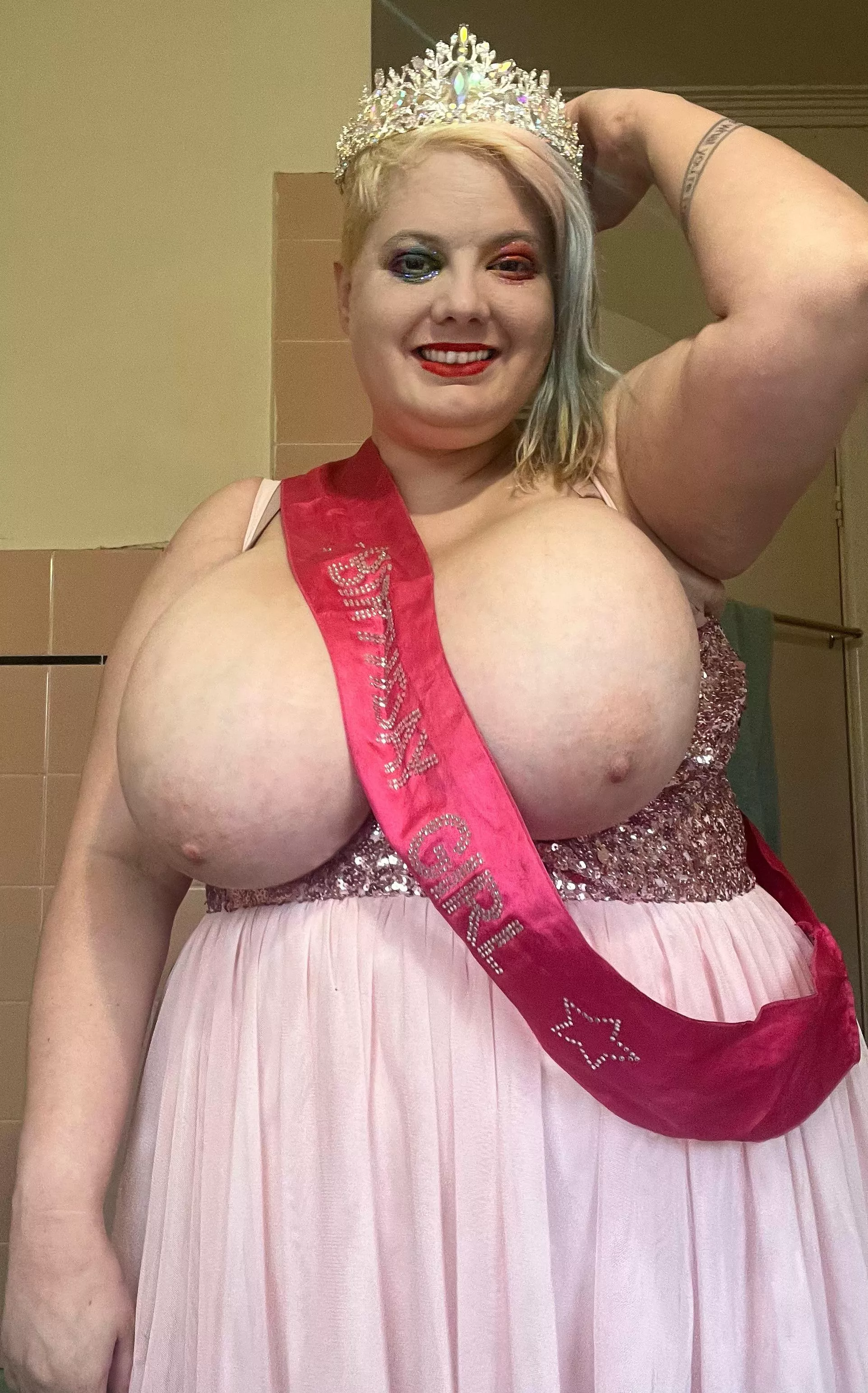 Time to celebrate my birthday 🎉. I wish I could wear my dress like this!