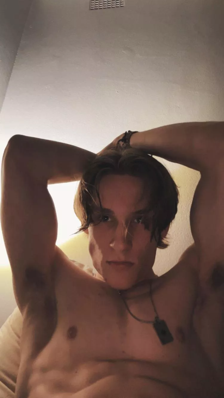 Who wants to worship each other’s pits, get in my dm, I wanna goon