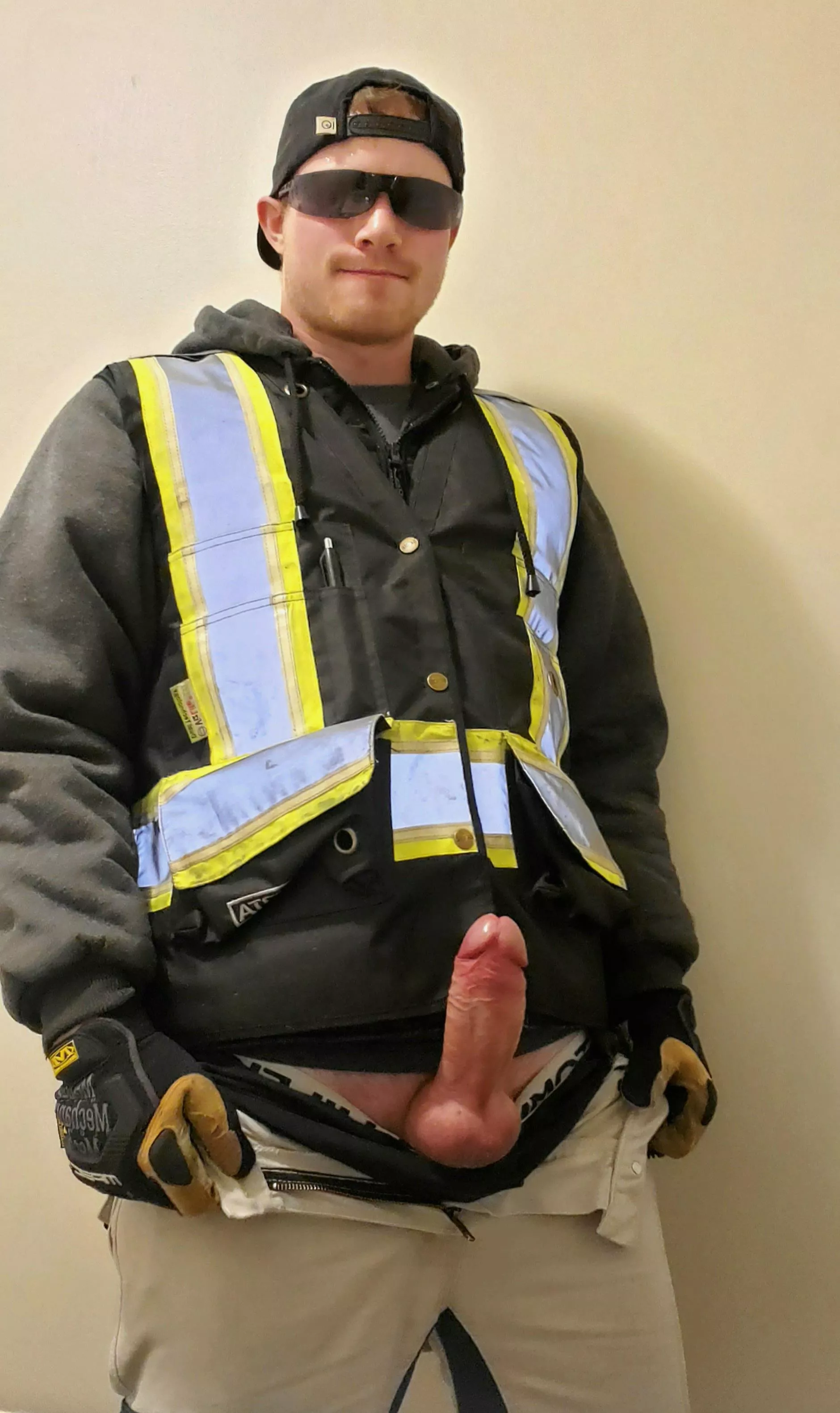 Would u give your horny coworker a hand if you caught him like this? 😜