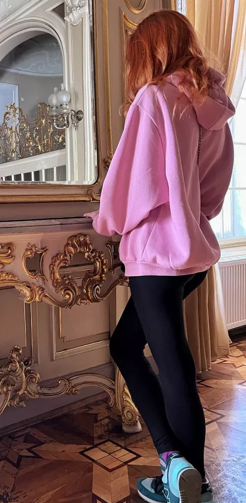 A beautiful ass contemplates the beautiful