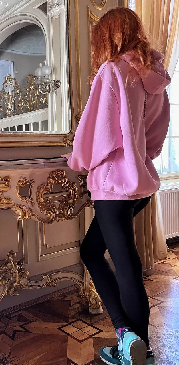 A beautiful ass contemplates the beautiful